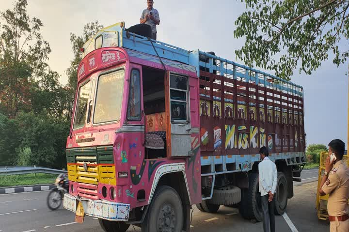 शिरपूर पोलिसांनी कारवाईत जप्त केलेला ट्रक