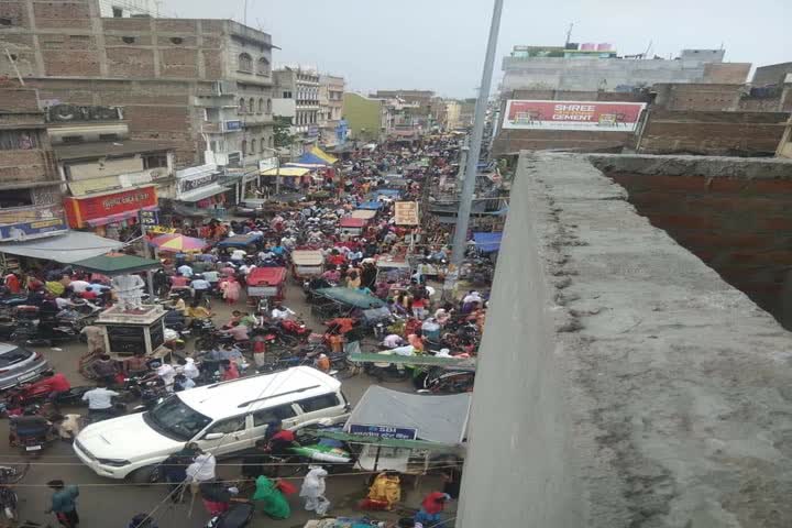 Crowd of people gathered in the market after lockdown announced in Bihar