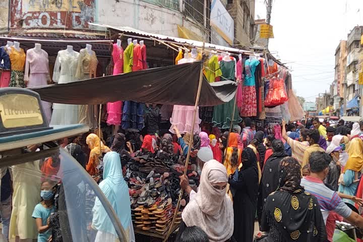 Crowd of people gathered in the market after lockdown announced in Bihar