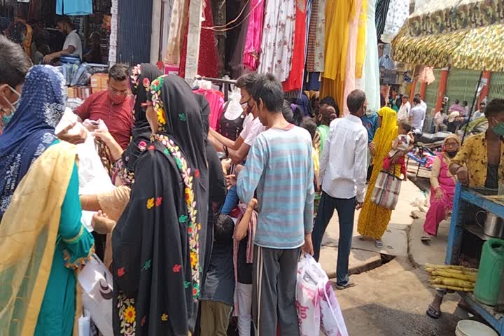 Crowd of people gathered in the market after lockdown announced in Bihar