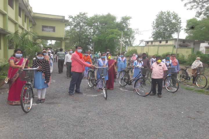 Distribution of 122 bicycles in Ratanpur