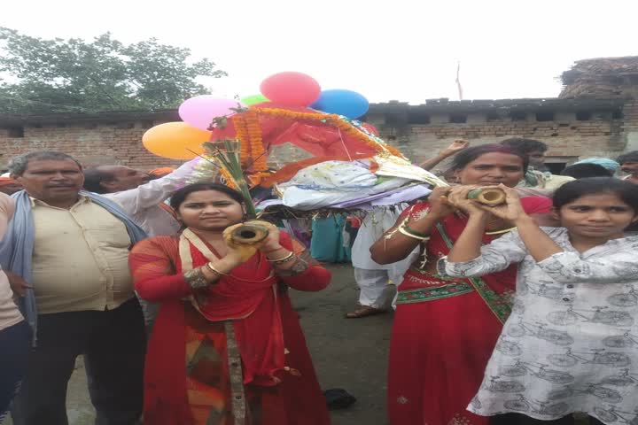 Communist leaders wife was given the shoulder by her granddaughters in nawada