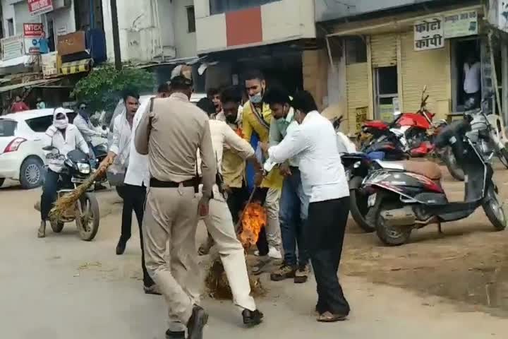 Effigy of shivraj burnt in protest against killing of nsui worker