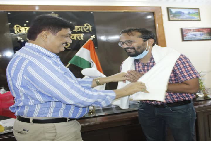 Deputy Commissioner honored IAS in Deoghar