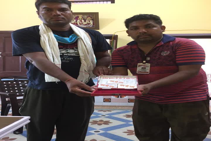 Dinesh Kashyap presented three silver gifts to Ramlala