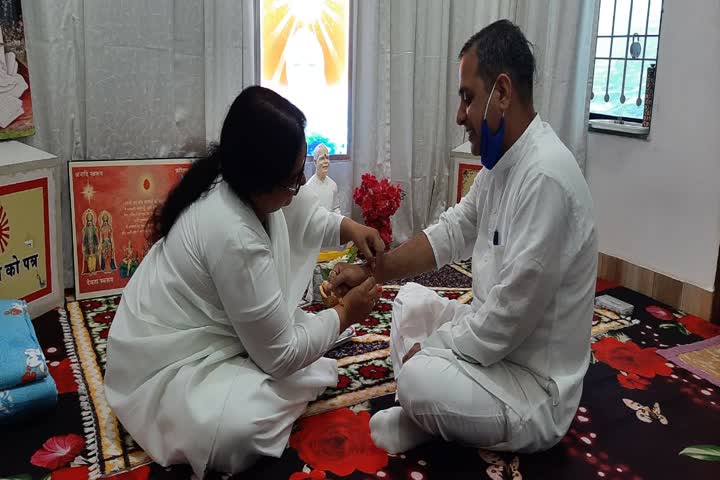 Manju Didi tied a rakhi to MLA Shailesh Pandey