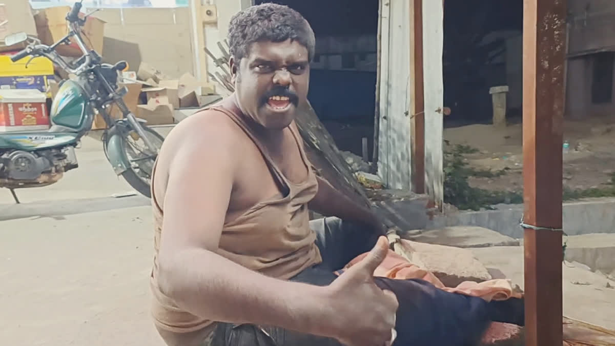 வேடசந்தூர் அருகே மதுபோதையில் நடுரோட்டில் நிர்வாணமாக ரகளையில் ஈடுபட்ட நபரால் பரபரப்பு!, near-vedasandur-a-intoxicated-person-roaming-naked-on-road