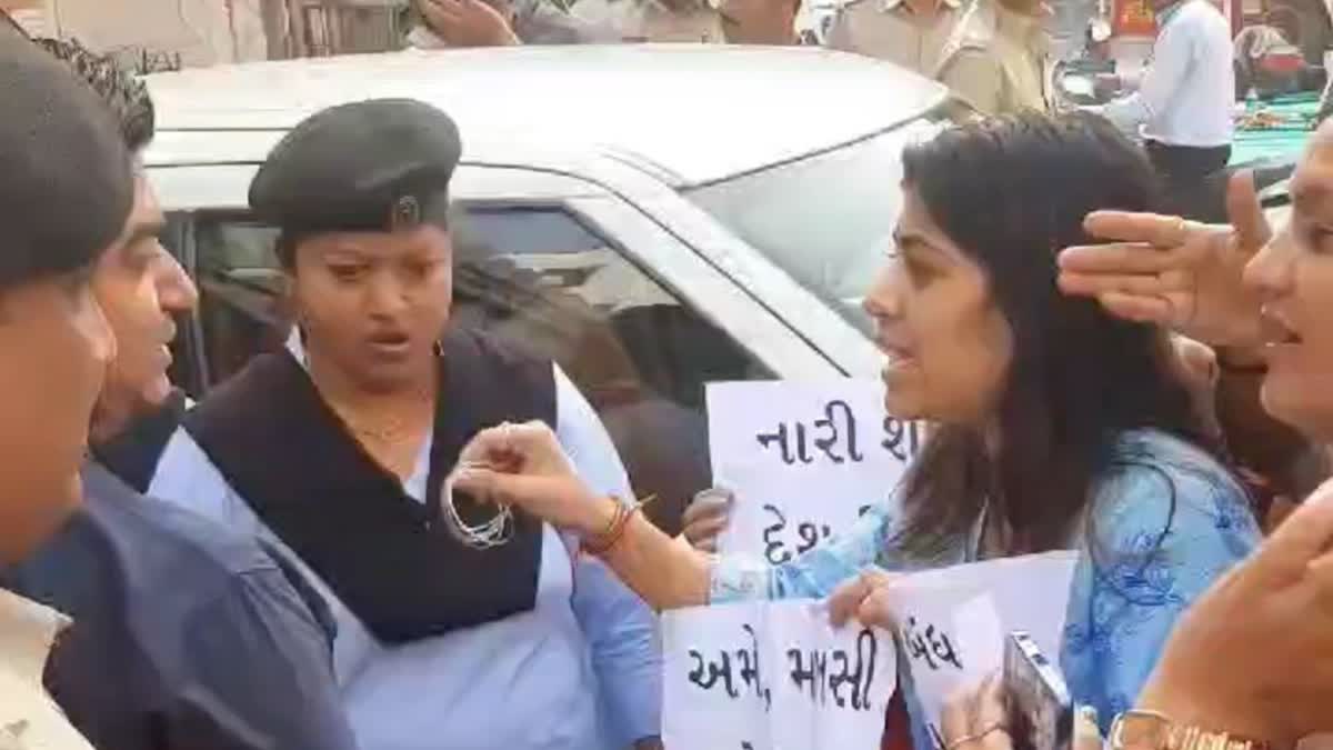 leader-of-opposition-payal-sakaria-of-surat-municipal-corporation-protested-by-throwing-a-bangle-on-a-bjp-municipal-servant