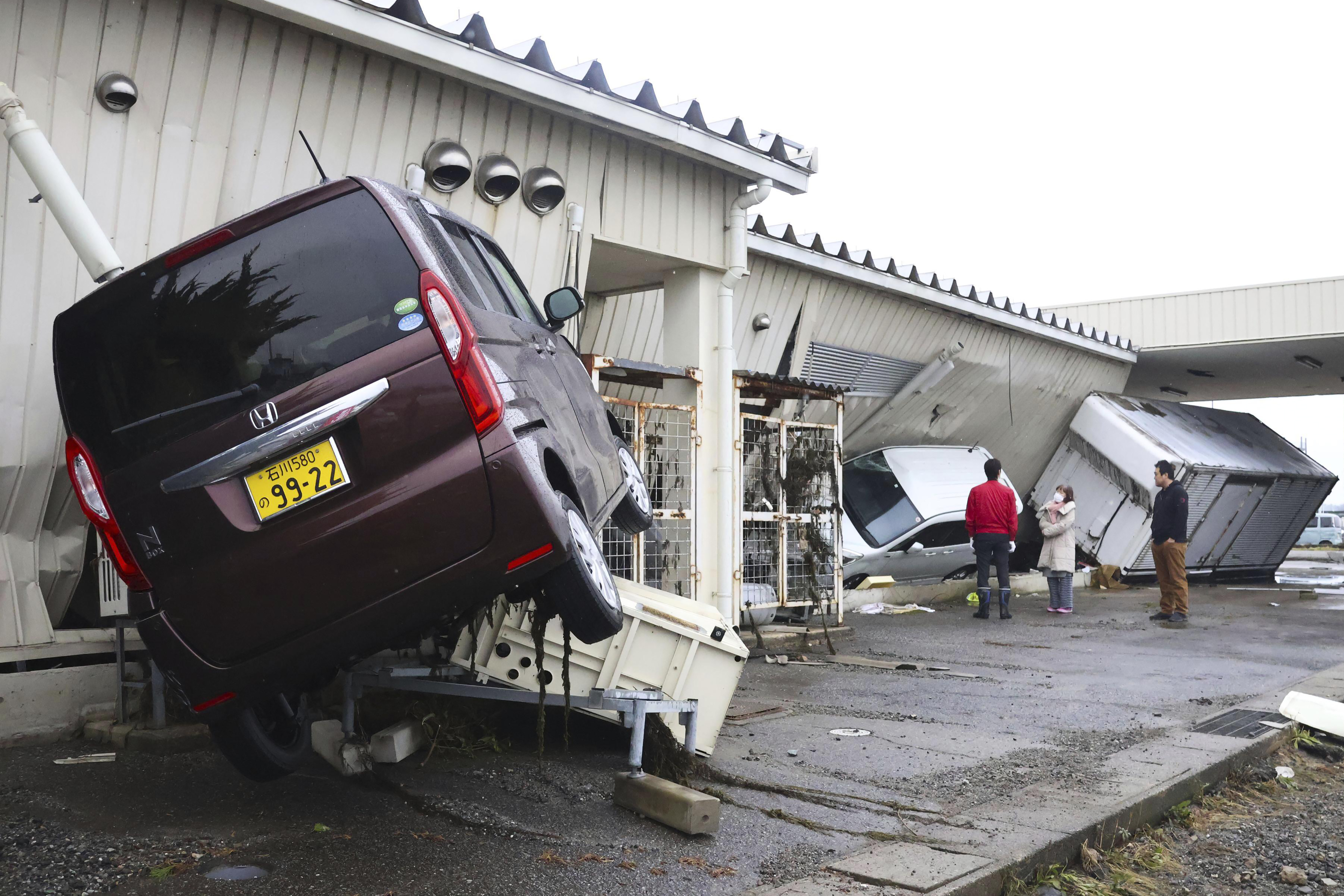 سوزو، اشیکاوا میں زلزلے آنے کے بعد کاروں کو نقصان پہنچا  (Photo: AP)