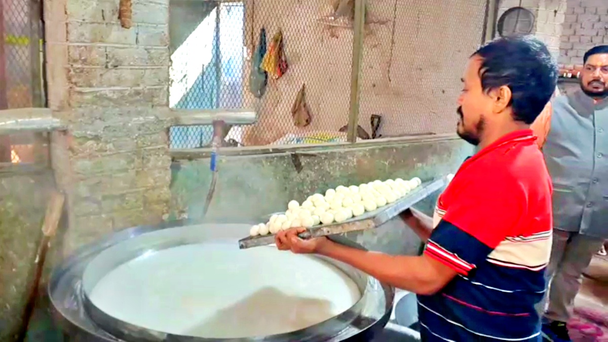 गोपालगंज बंगाली स्वीट्स में मिठाई बनाते कारीगर