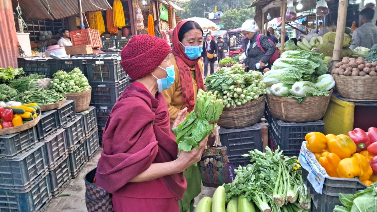 विदेशी सब्जियां खरीदते पर्यटक