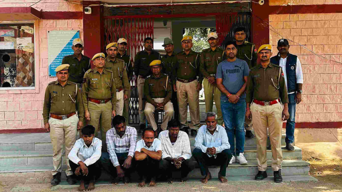 Constable and 4 other arrested