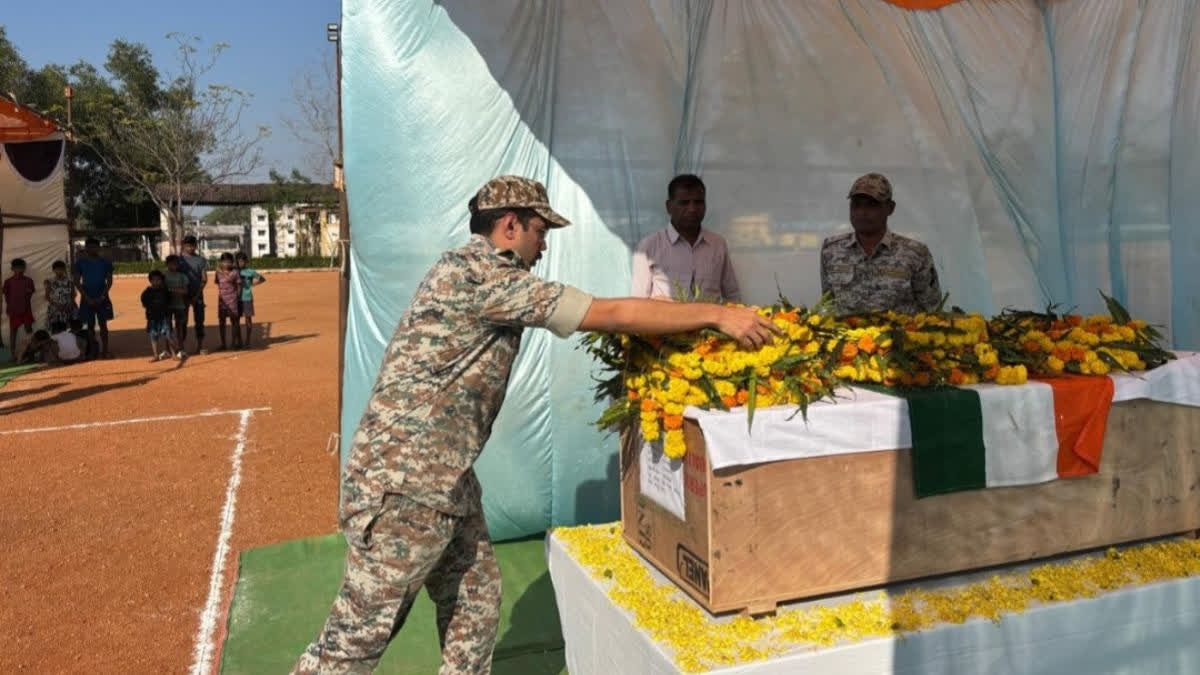 Rich tributes were paid to head constable Sannuram Karam, who was martyred in a fierce encounter in Dantewada, at a ceremony held at the Police Parade Ground by his colleagues and higher officials.