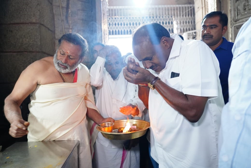 ಚಾಮುಂಡೇಶ್ವರಿ ದೇವಾಲಯಕ್ಕೆ ಕೇಂದ್ರ ಸಚಿವ ಹೆಚ್​ ಡಿ ಕುಮಾರಸ್ವಾಮಿ ಭೇಟಿ