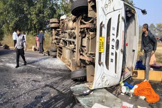 a-passenger-bus-overturned-in-khunti