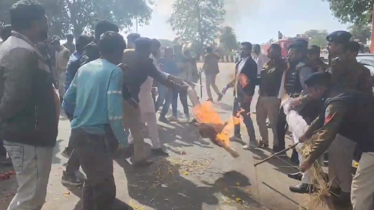 NSUI protests against MPSC vacancy