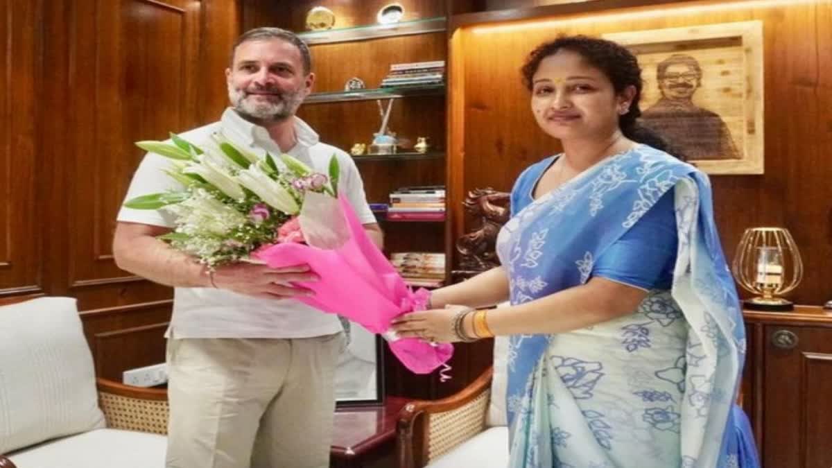 Rahul Gandhi meets Hemant Soren's wife Kalpana