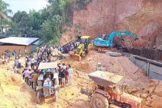 Landslide accident removing soil  Landslides Fell On Top Of Vehicle  Landslide accident in Malappuram  വാഹനത്തിനു മുകളിൽ മണ്ണിടിഞ്ഞു വീണു  മണ്ണിടിഞ്ഞ് വീണ് അപകടം