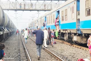 train hault middle track Jabalpur Bhatoni railway station