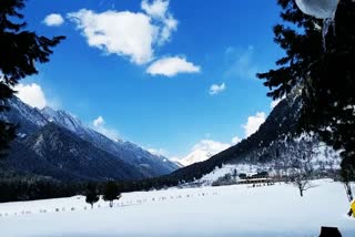 Mesmerizing pictures of snowfall in Kashmir Valley