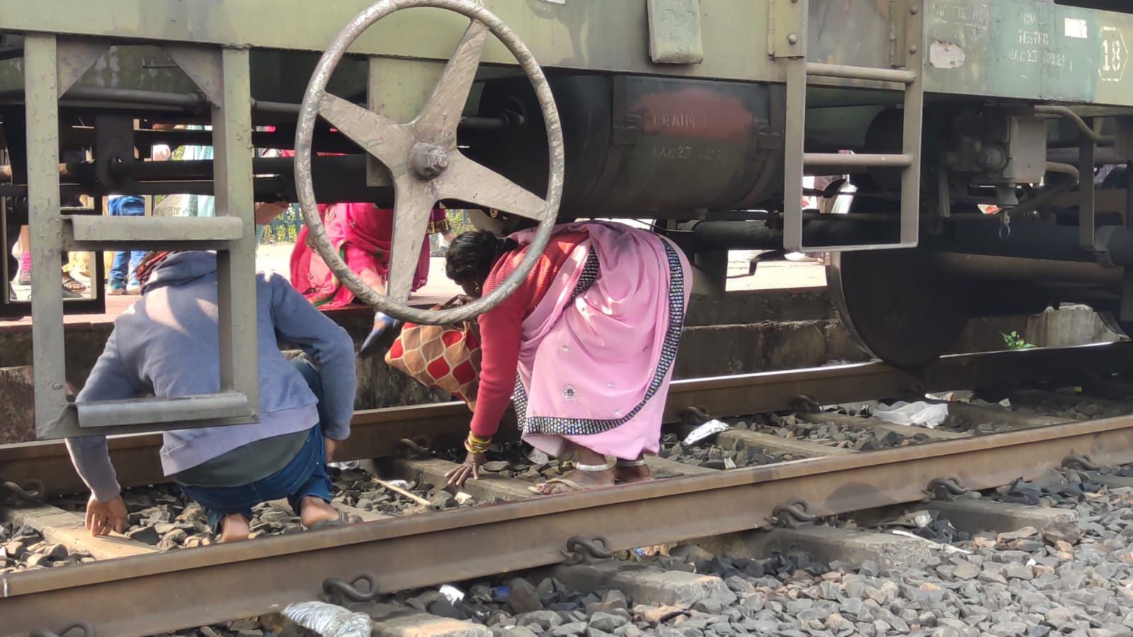 train hault middle track Jabalpur Bhatoni railway station