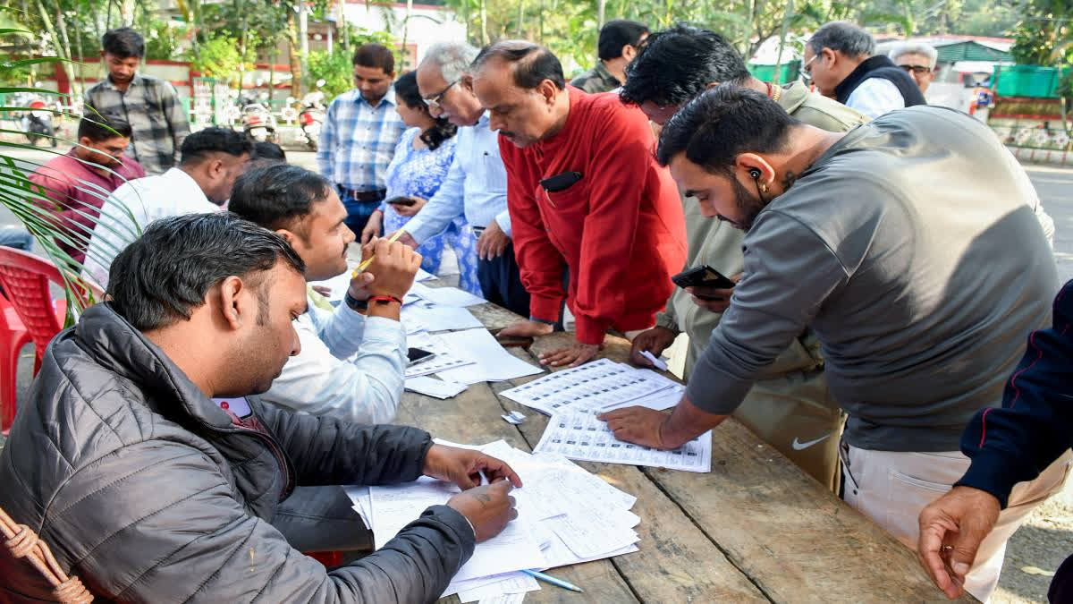 delhi-election-33-dot-31-per-cent-turnout-till-1-pm