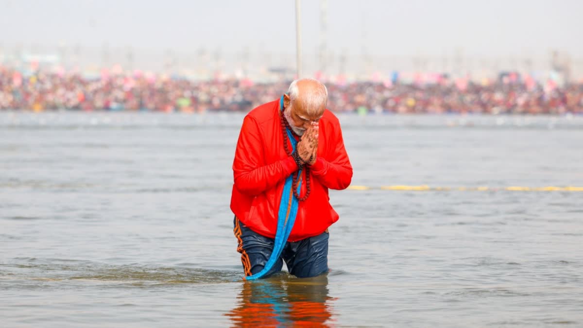 PM MODI SANGAM BATH