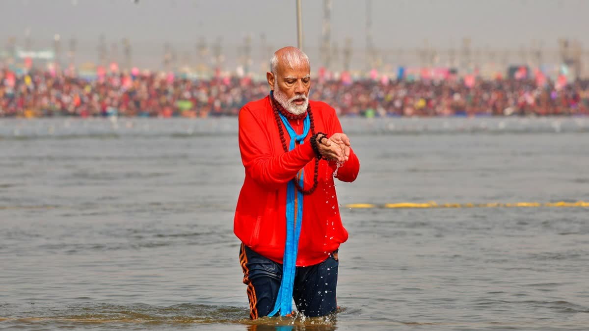 திரிவேணி சங்கமத்தில் புனித நீராடிய பிரதமர் மோடி