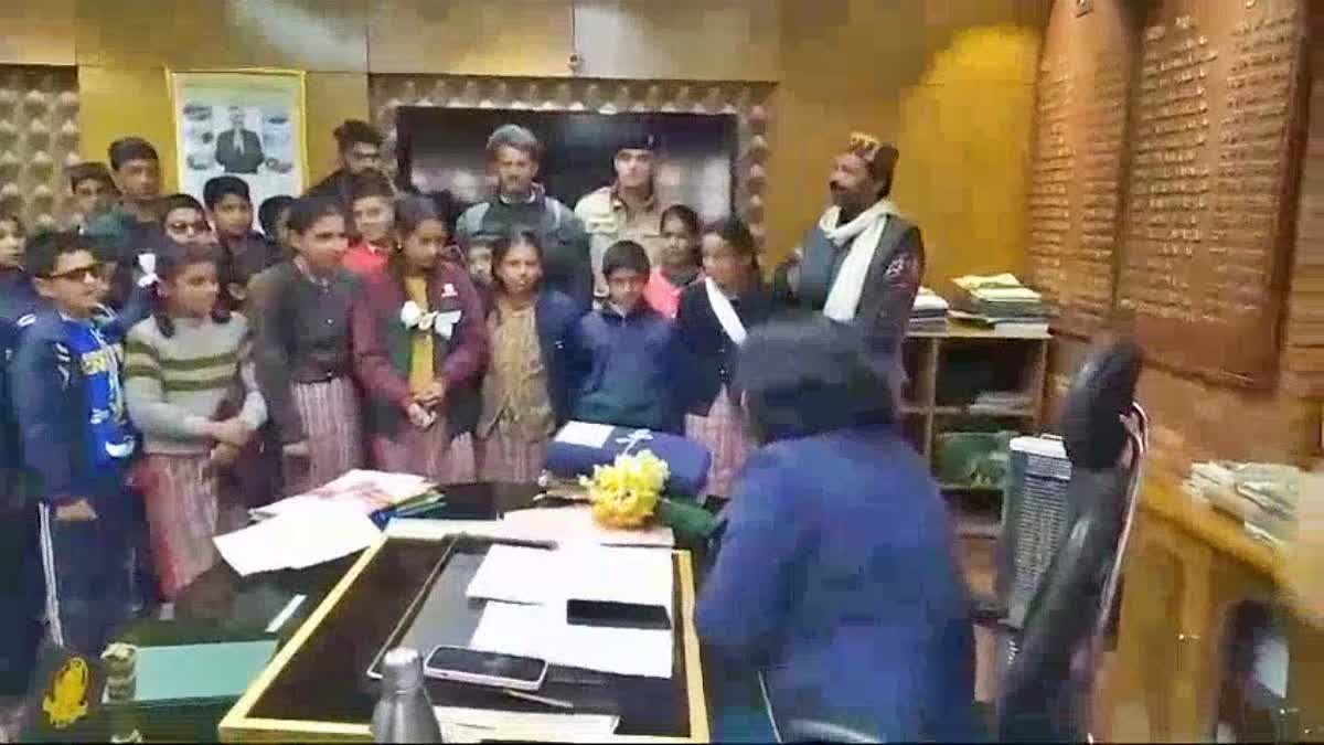 DC के पास स्कूल भवन की फरियाद लेकर पहुंची बच्चे