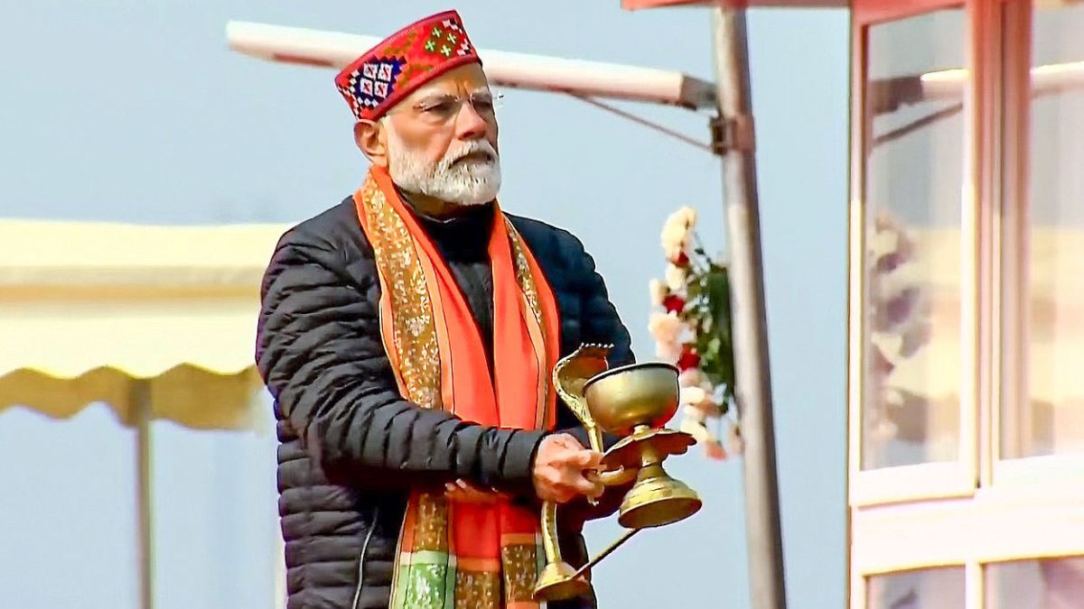 महाकुंभ 2025 में संगम स्नान के बाद पीएम मोदी ने गंगा आरती की.