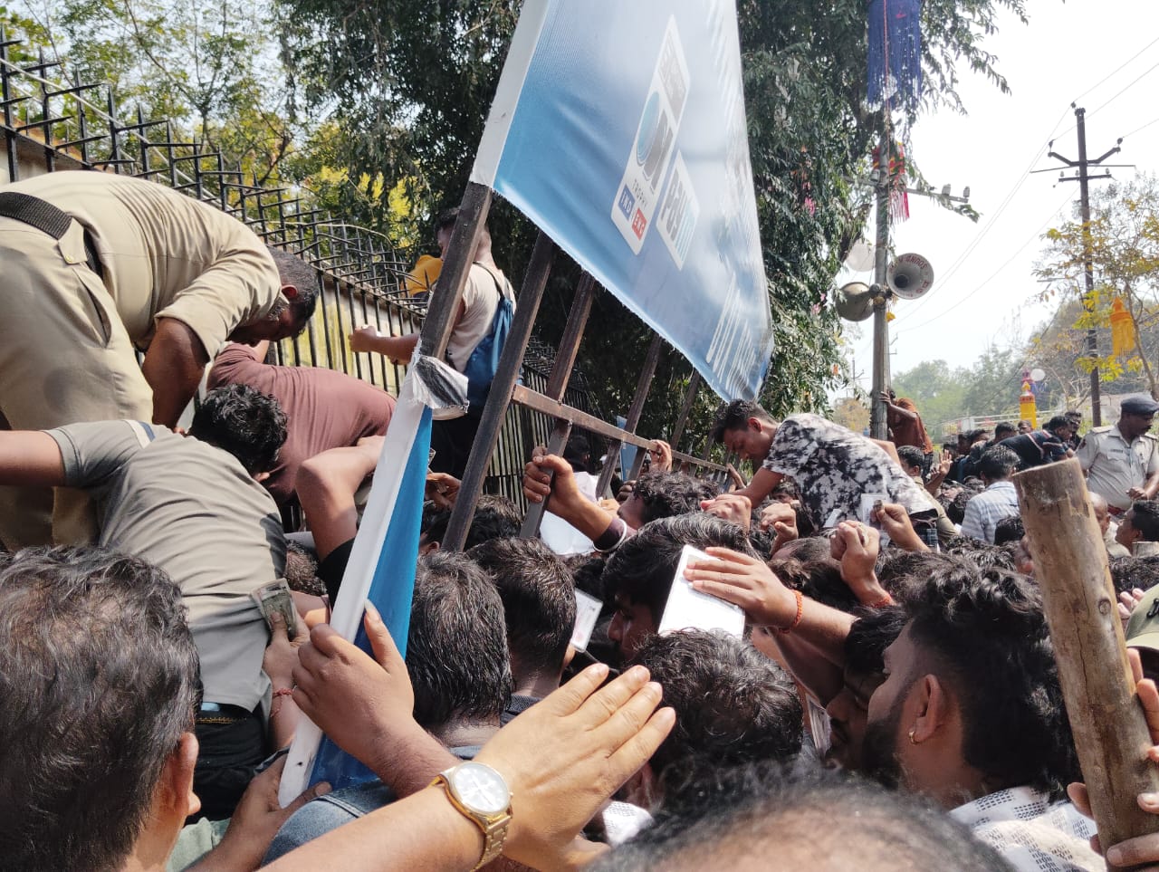 India-England ODI: Stampede-Like Situation During Ticket Sale At Cuttack Barabati Leaves Over 10 People Unconscious