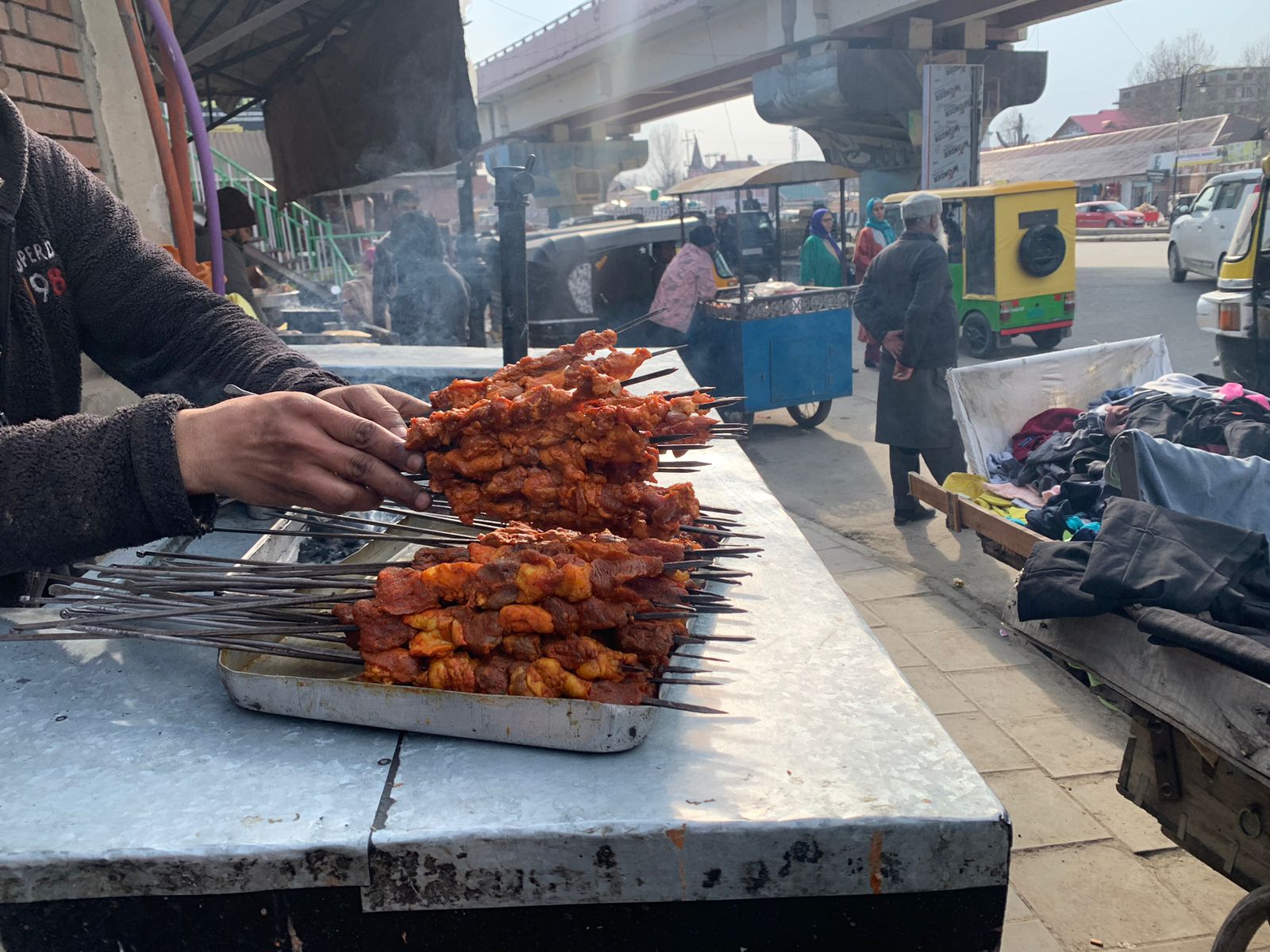 स्वास्थ्य सुरक्षा जोखिमों के बावजूद बारबेक्यू स्टॉल पर उमड़ रही भीड़