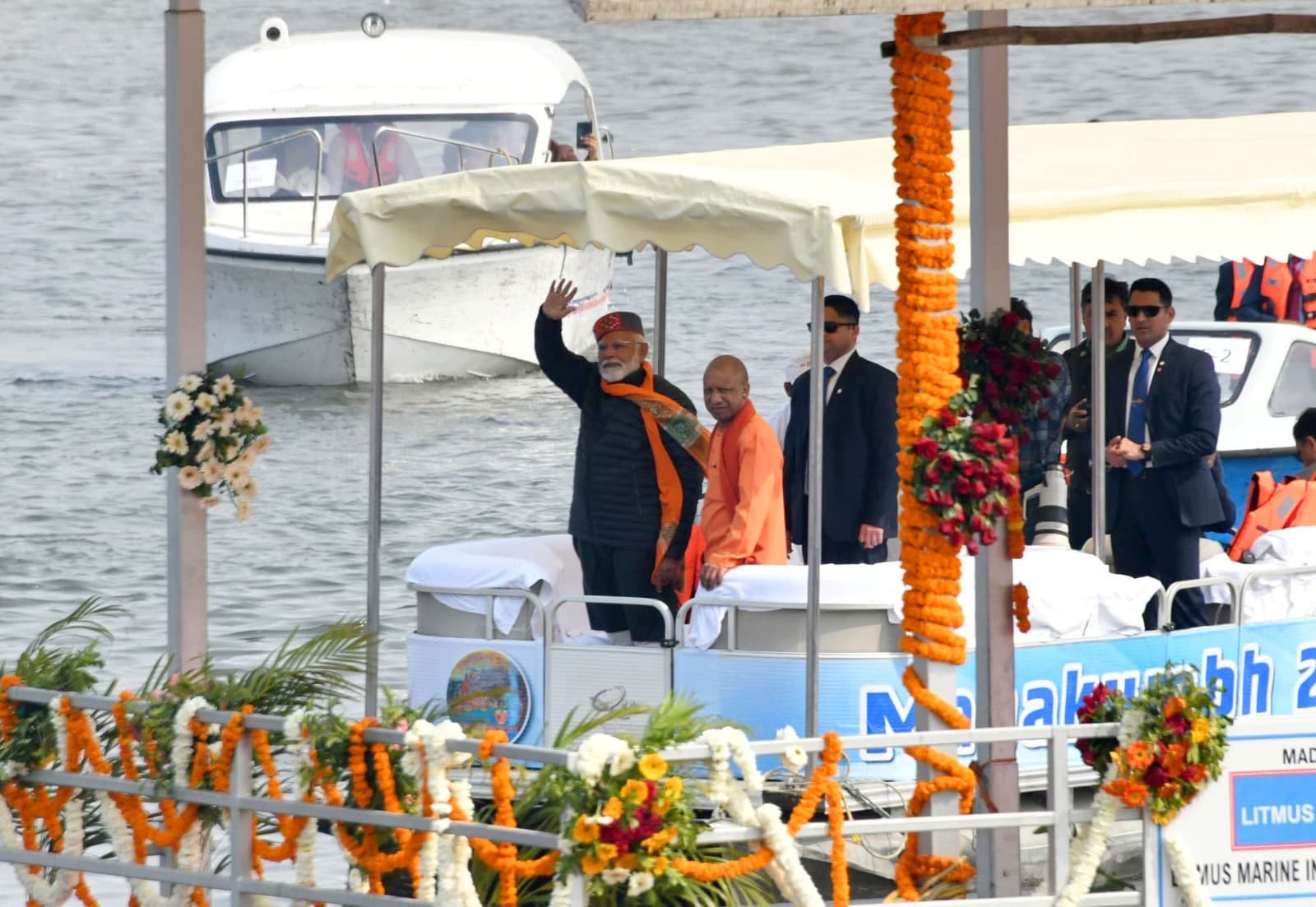 PM MODI SANGAM BATH