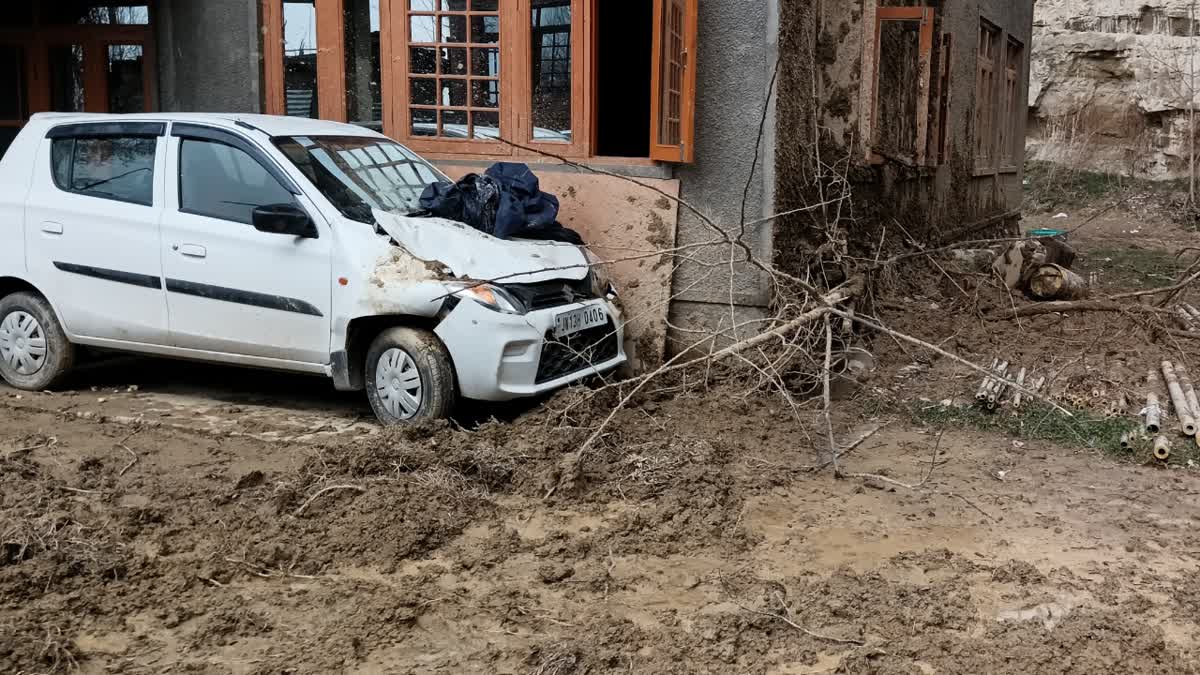 زمین کھسکنے سے مکان کو نقصان، مکین بال بال بچے