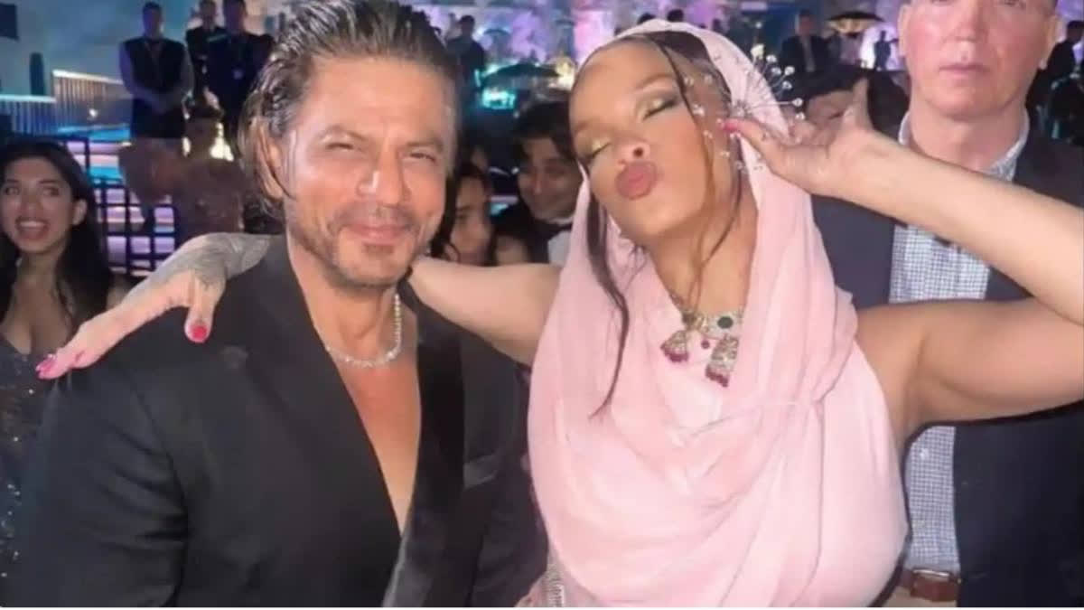 shah-rukh-khan-with-rihanna-photo-viral-pop-star-keeping-hand-on-srk-shoulder-with-rihanna-hu