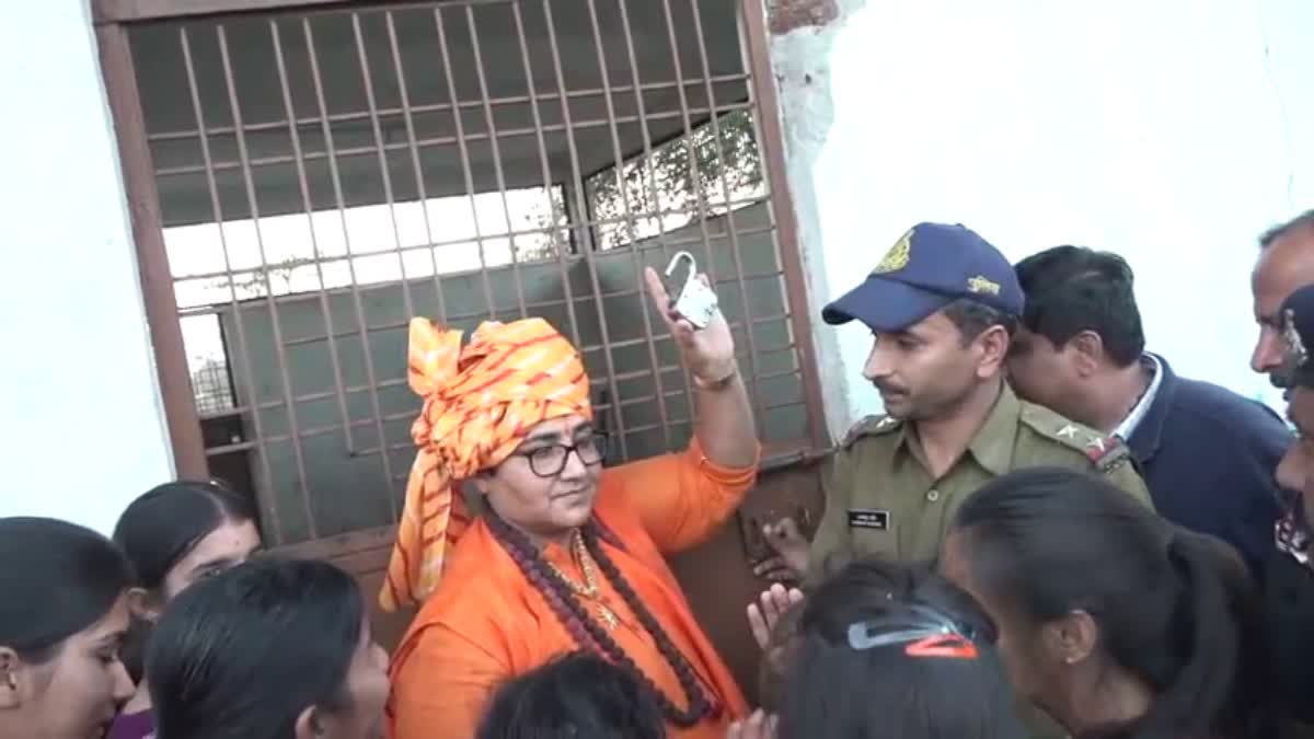 saansad Pragya Thakur broke lock