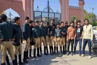 اے ایم یو طلباء و طالبات کا یونیورسٹی گیٹ بند کرکے احتجاج