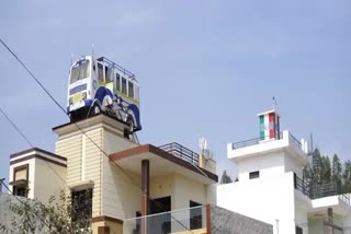 Punjab roadways  Employee installs bus on roof  പഞ്ചാബ് റോഡ്‌വേ  ബസിന്‍റെ ശിൽപം നിർമിച്ചു