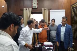 Clash Between Salt MLA Mahesh Jeena And Municipal Commissioner Gaurav Kumar