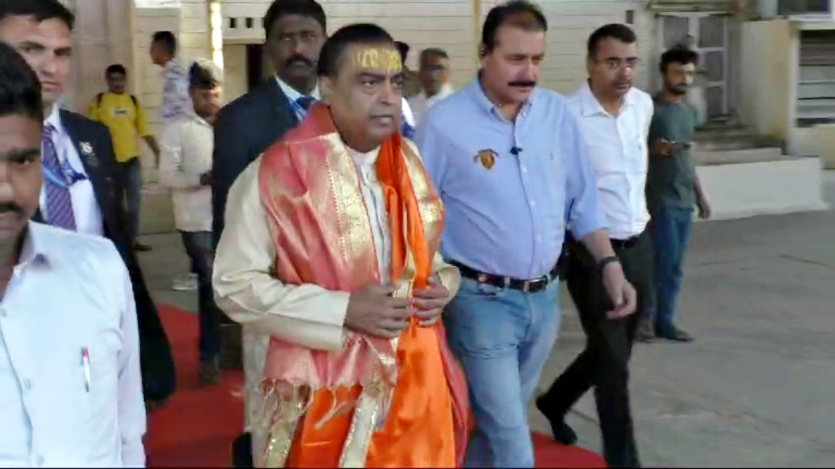 Mukesh Ambani At Dwarkadhish Temple