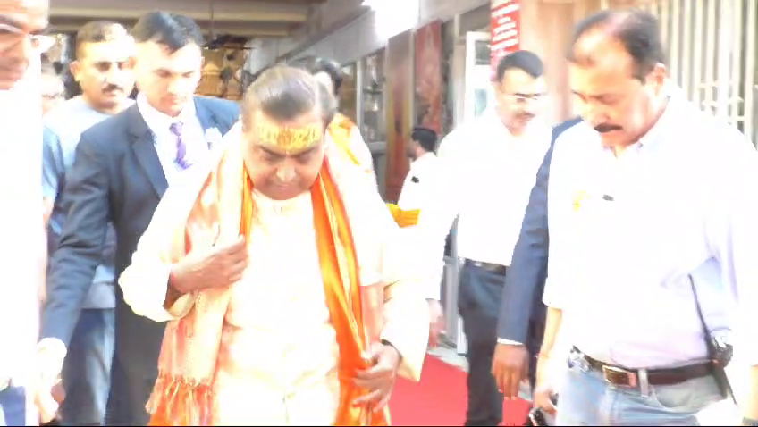 Mukesh Ambani At Dwarkadhish Temple