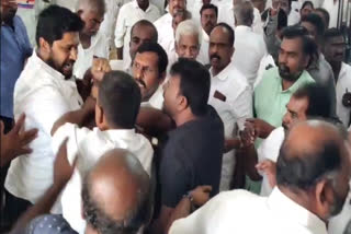 அதிமுக செயல்வீரர் கூட்டத்தில் அதிமுகவினர் மோதிக்கொண்ட படம்