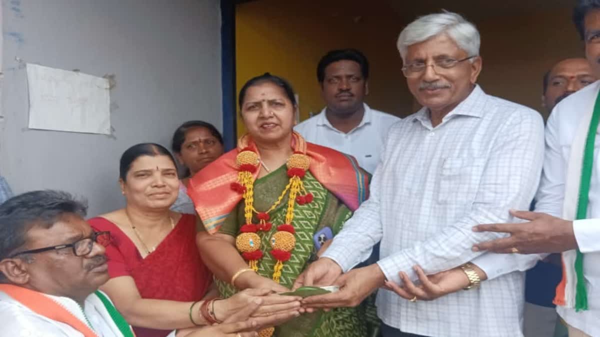 a-woman-donates-grihalakshmi-scheme-2-thousand-to-congress-candidate-jayaprakash-hegde