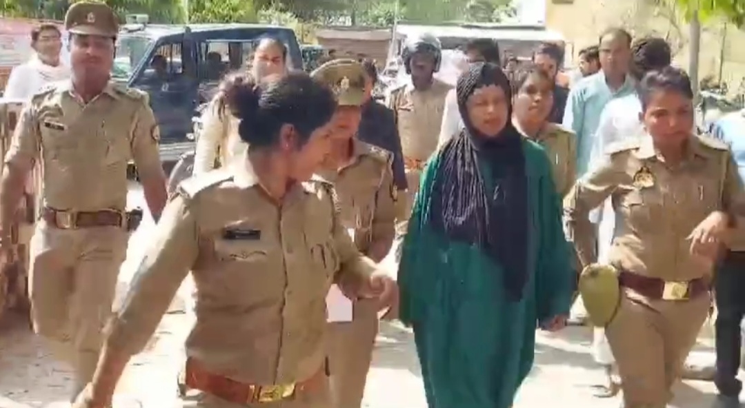 उजमा रशीद को गिरफ्तार कर ले जाती पुलिस.