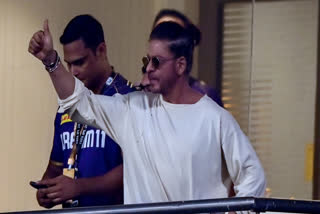 Shah Rukh Khan was seen arriving at the Mumbai airport after attending the Delhi Capitals vs. Kolkata Knight Riders IPL match. He was returning from Vizag.