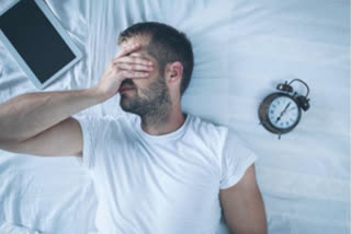 سائنسدانوں نے نیند کی کمی، بے روزگاری اور دل کی بیماریوں کے درمیان تعلق دریافت کیا