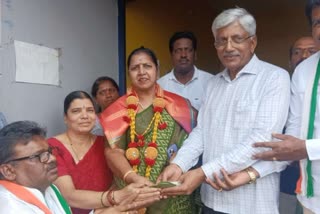 a-woman-donates-grihalakshmi-scheme-2-thousand-to-congress-candidate-jayaprakash-hegde