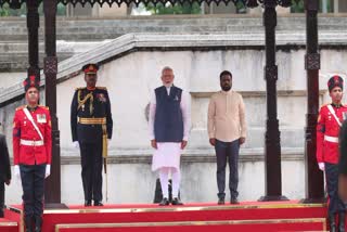 सलामी लेते पीएम मोदी