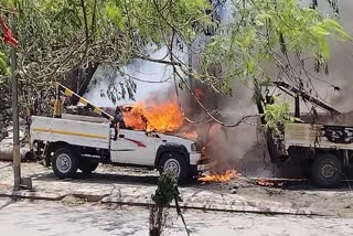 three-vehicles-parked-on-the-side-of-the-road-caught-fire-in-bengaluru
