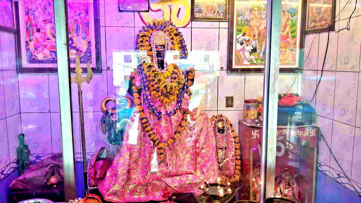 122 साल पुराना है शनिदेव का मंदिर